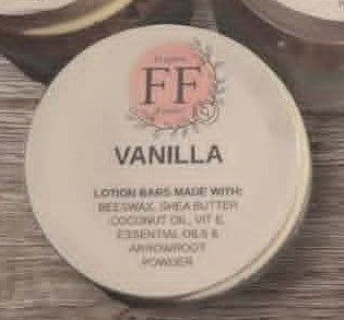 Jar with label showing vanilla scent, on a wooden background